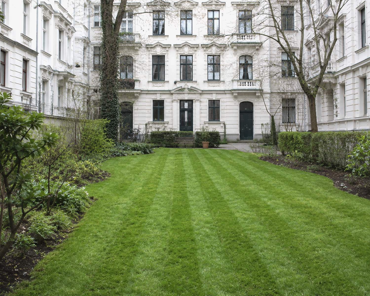 Gepflegter Innenhof eines Berliner Gründerzeithauses